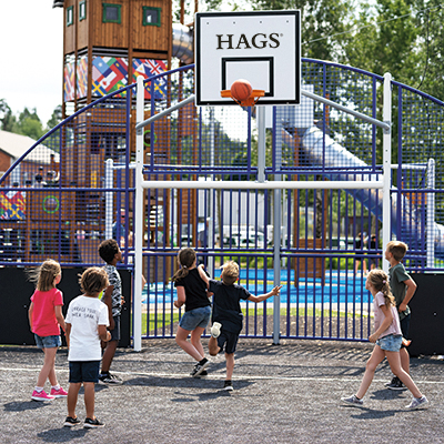 Barn spelar basket på multisportarena | HAGS